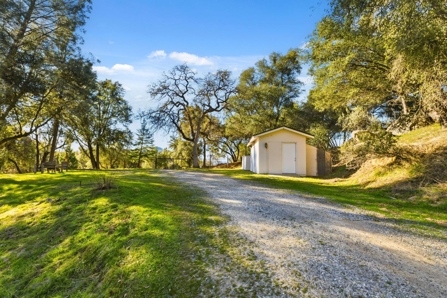 40089 John West Road Oakhurst, CA 93644 - Photo 5 of 59