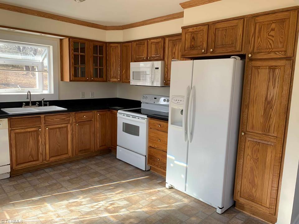 177 Carolina Road Mount Airy, NC 27030 - Photo 6 of 25 Gallery Image 6