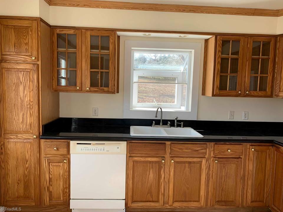 177 Carolina Road Mount Airy, NC 27030 - Photo 8 of 25 Gallery Image 8