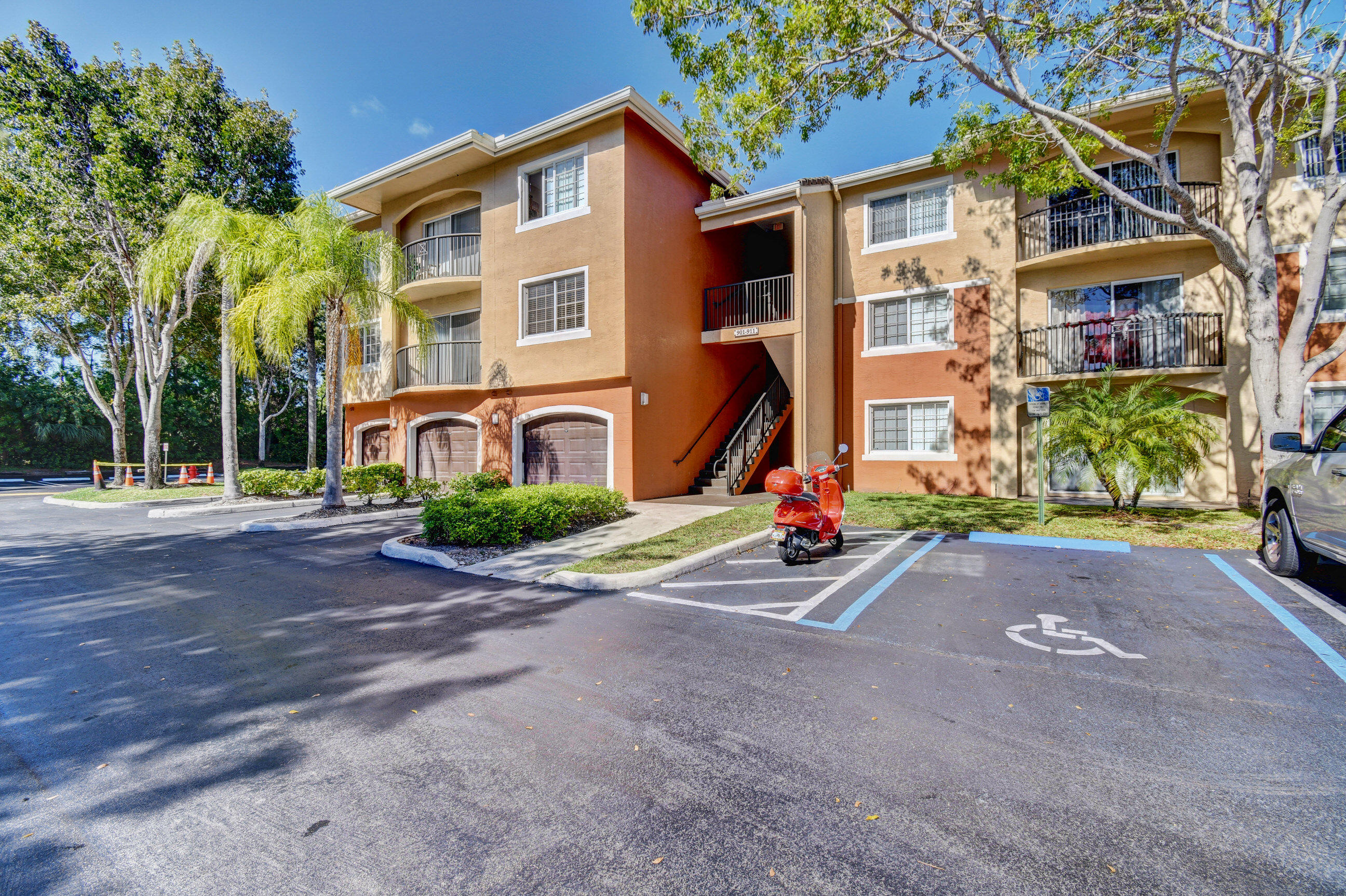 4175 Haverhill Road, Unit 910 West Palm Beach, FL 33417 - Photo 3 of 43 03_dsc_8779_80_81_82_83