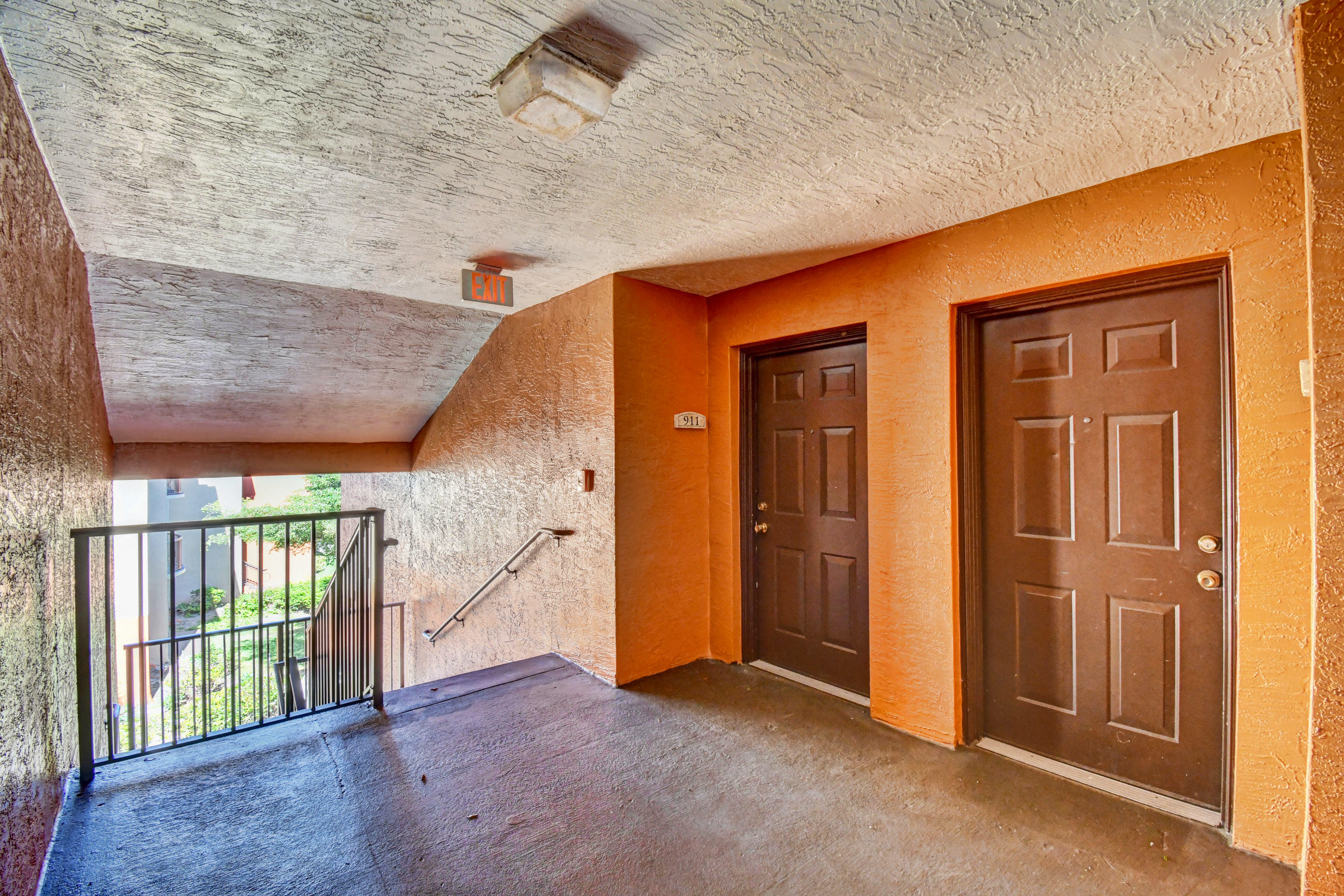 4175 Haverhill Road, Unit 910 West Palm Beach, FL 33417 - Photo 4 of 43 04_dsc_8789_90_91_92_93