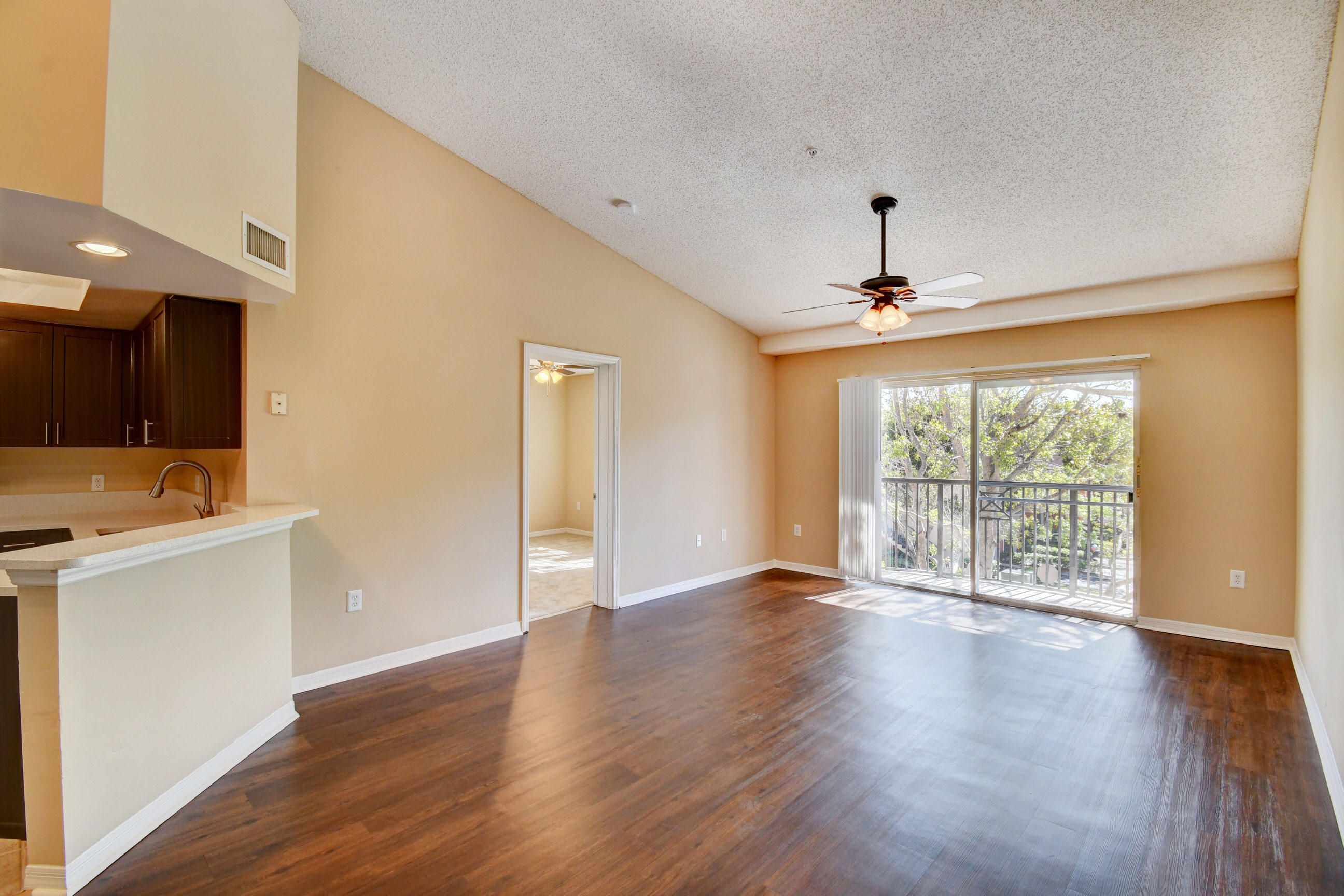 4175 Haverhill Road, Unit 910 West Palm Beach, FL 33417 - Photo 7 of 43 07_dsc_8819_20_21_22_23