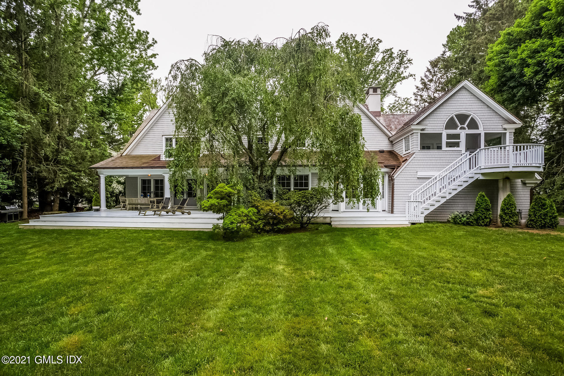 35 Dawn Harbor Lane Riverside, CT 06878 - Photo 3 of 39 a front view of a house with a garden
