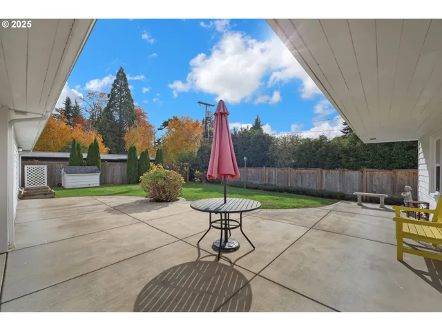 a view of a house with backyard and a garden