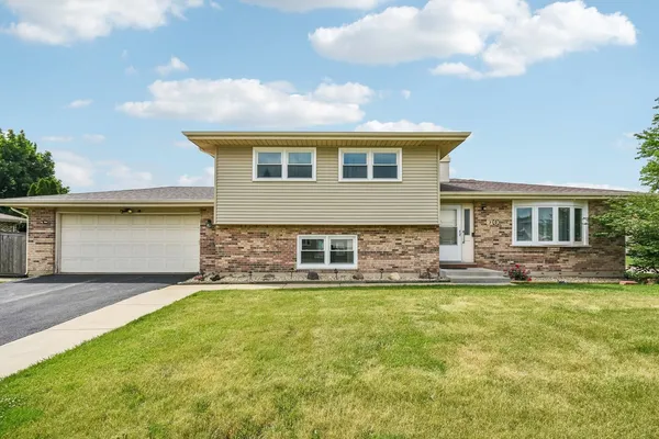 $429,900 | 410 Flint Trail, Carol Stream, IL 60188