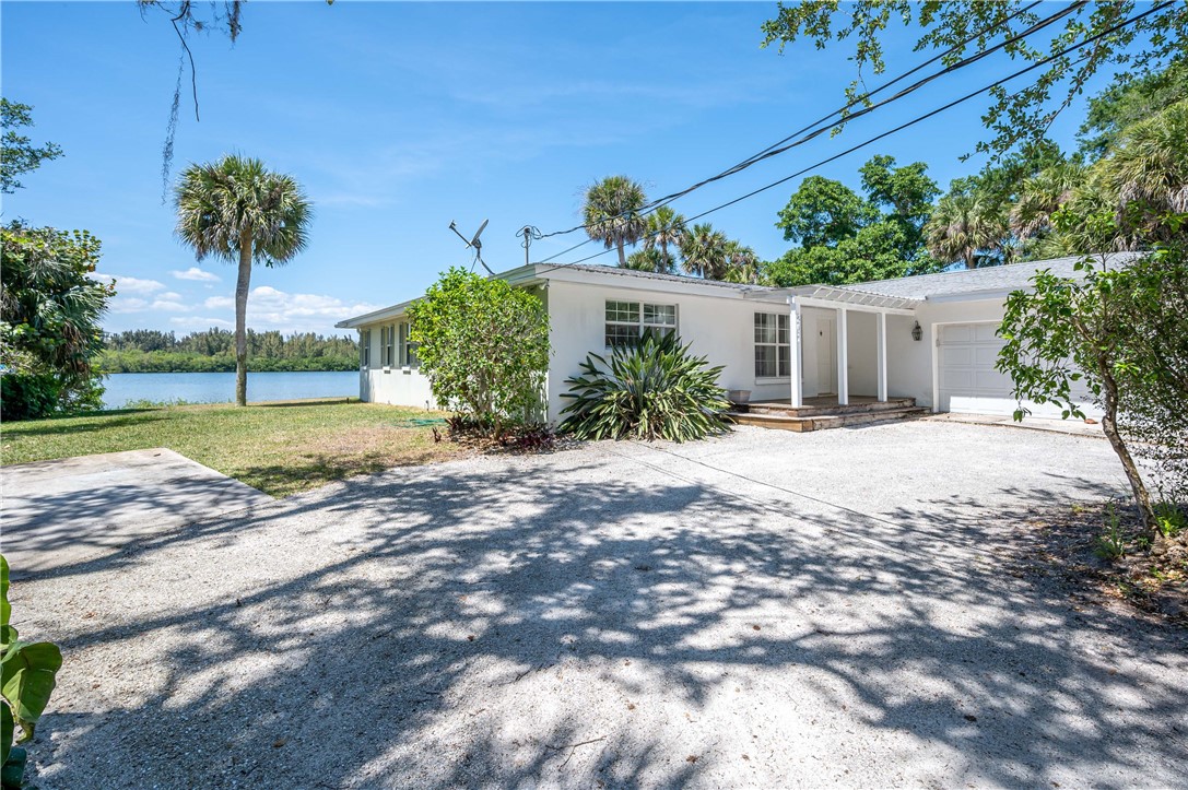 201 Live Oak Road Vero Beach, FL 32963 - Photo 4 of 32