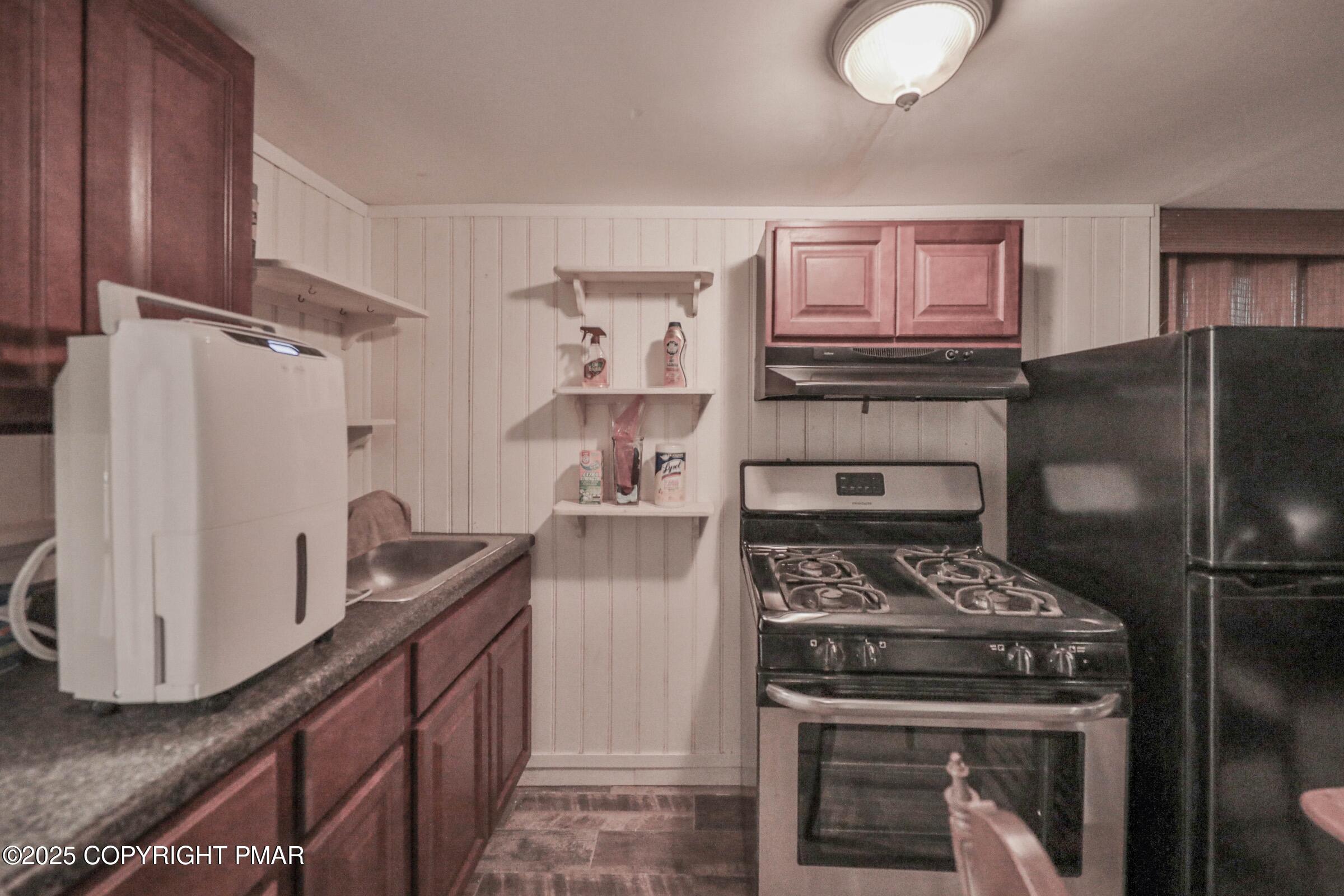 1094 Maple Lake Drive Bushkill, PA 18324 - Photo 51 of 81 a kitchen with granite countertop a stove and a refrigerator