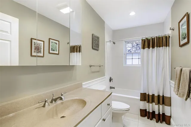 $2,495,000 | 3 Sally's Path, East Hampton, NY 11937