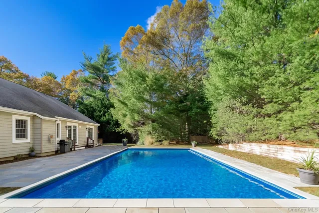 $2,495,000 | 3 Sally's Path, East Hampton, NY 11937