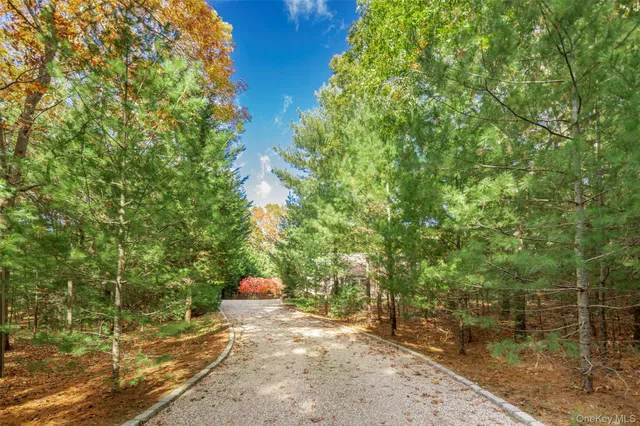 $2,495,000 | 3 Sally's Path, East Hampton, NY 11937