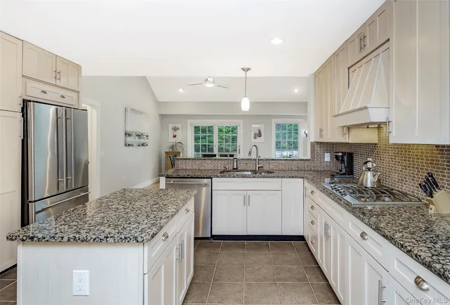 $2,495,000 | 3 Sally's Path, East Hampton, NY 11937