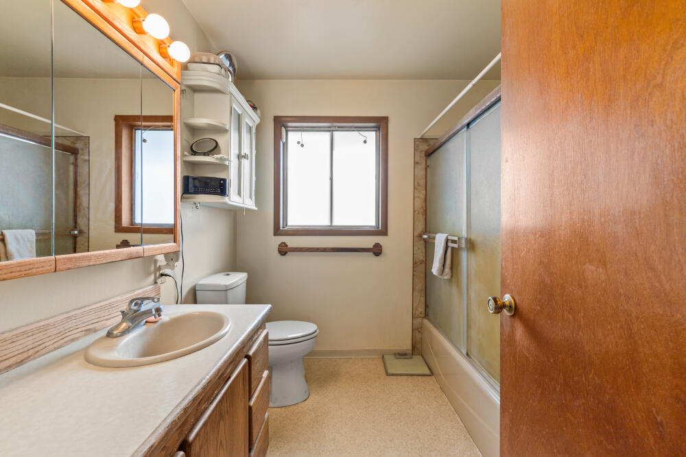 1460 Joe Wright Road Klamath Falls, OR 97603 - Photo 31 of 78 1460JoeWrightRdInterior-21