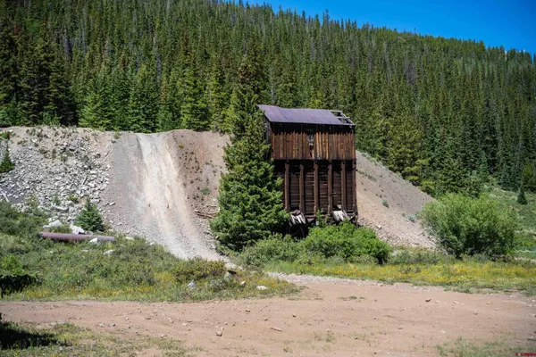 a view of a back yard