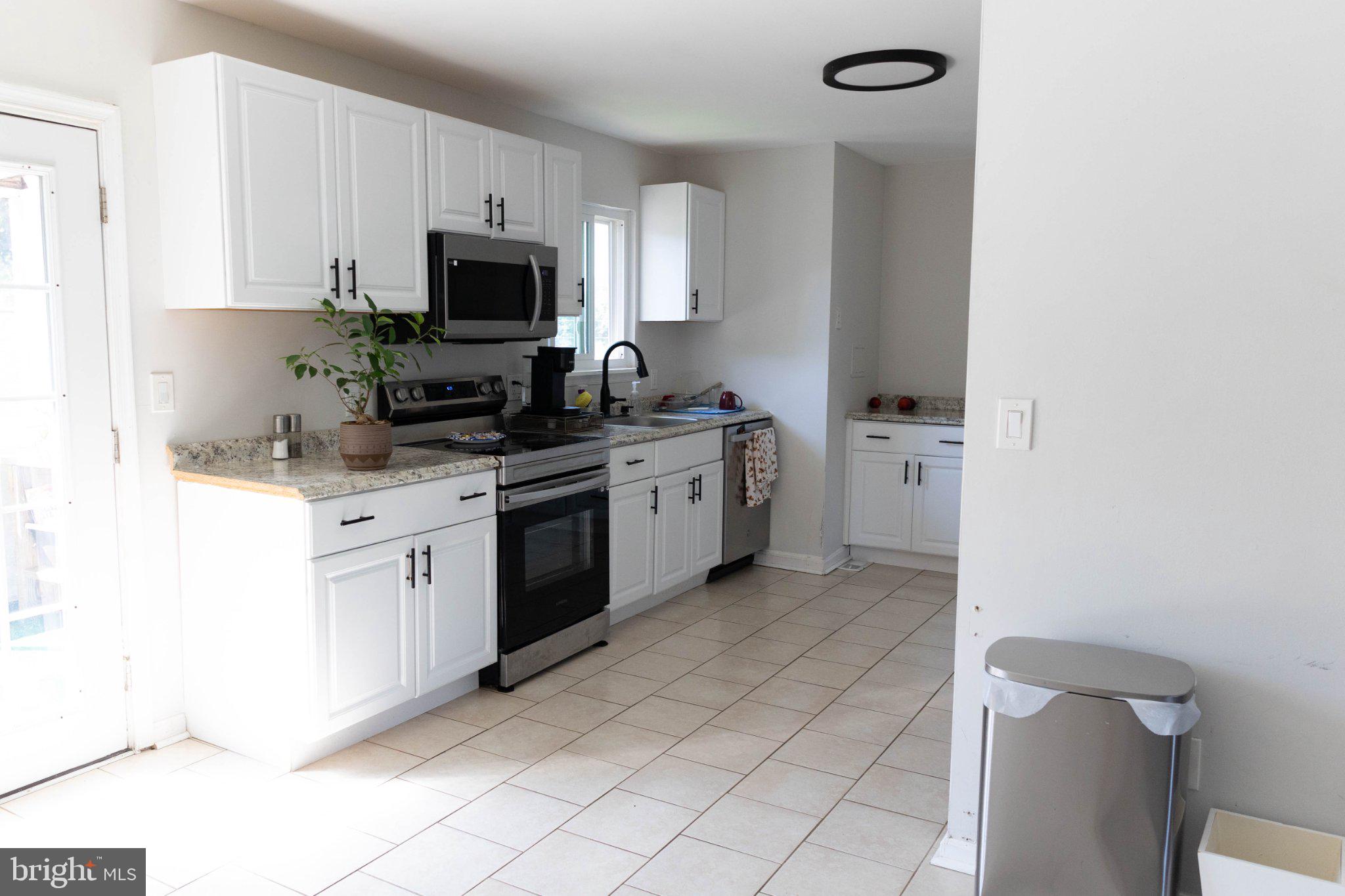 325 Londontown Road Edgewater, MD 21037 - Photo 3 of 30 Bright and airy modern kitchen space.