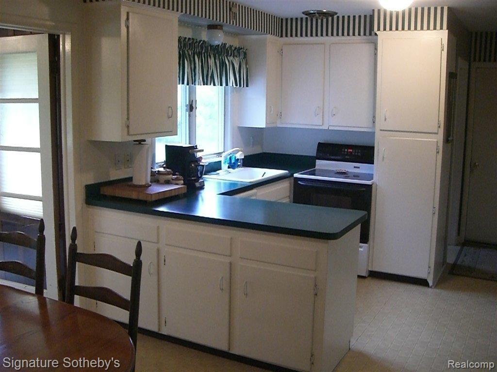 820 South Pemberton Road Bloomfield Hills, MI 48302 - Photo 5 of 12 Kitchen