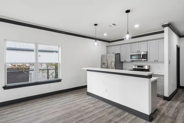 $2,200 | 911 Panama Street, Houston, TX 77009