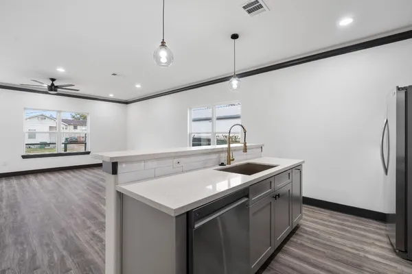 $2,200 | 911 Panama Street, Houston, TX 77009