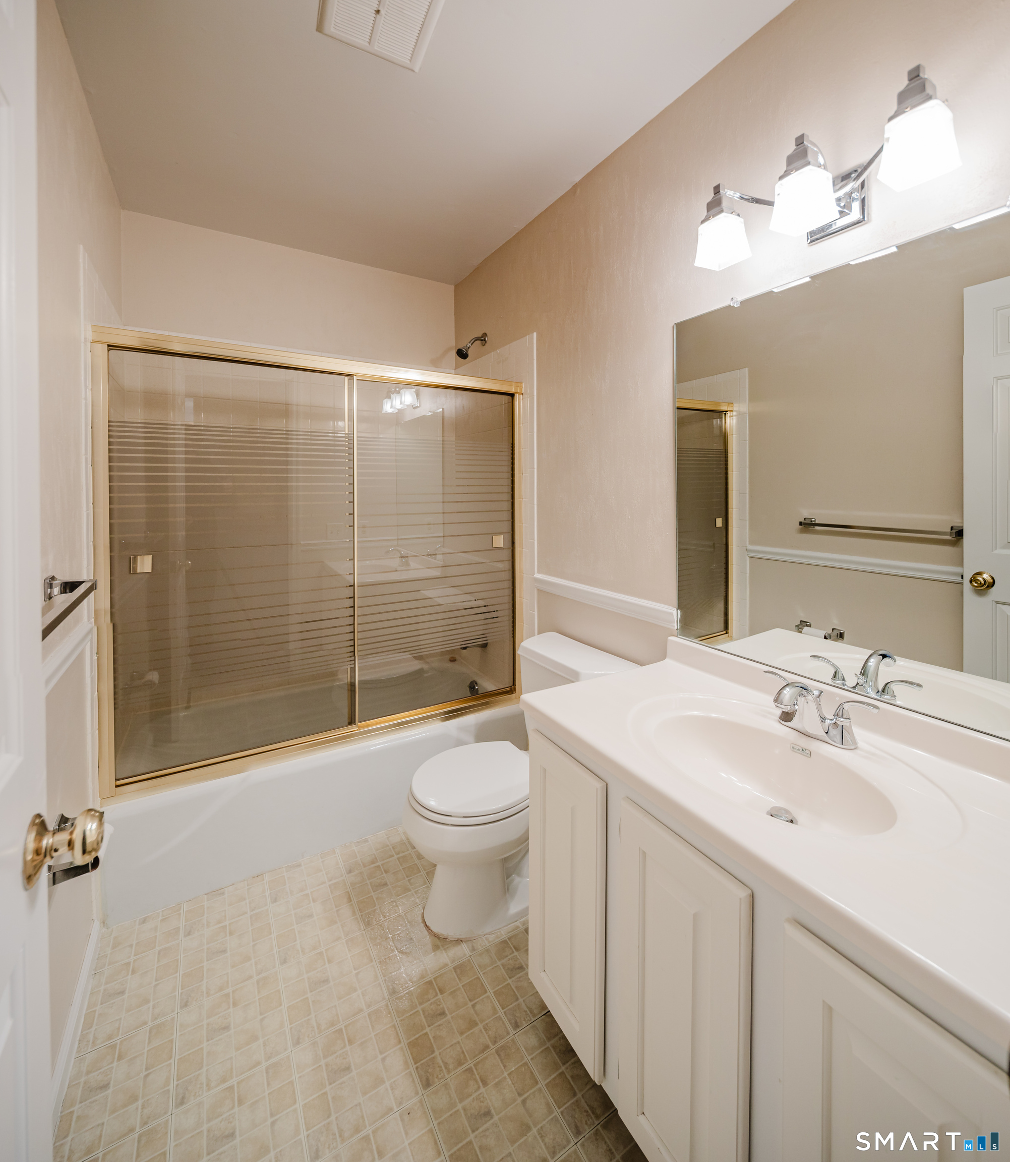 40 Village Walk, Unit 40 Wilton, CT 06897 - Photo 14 of 40 1st Floor Full Bathroom w/ tub/shower