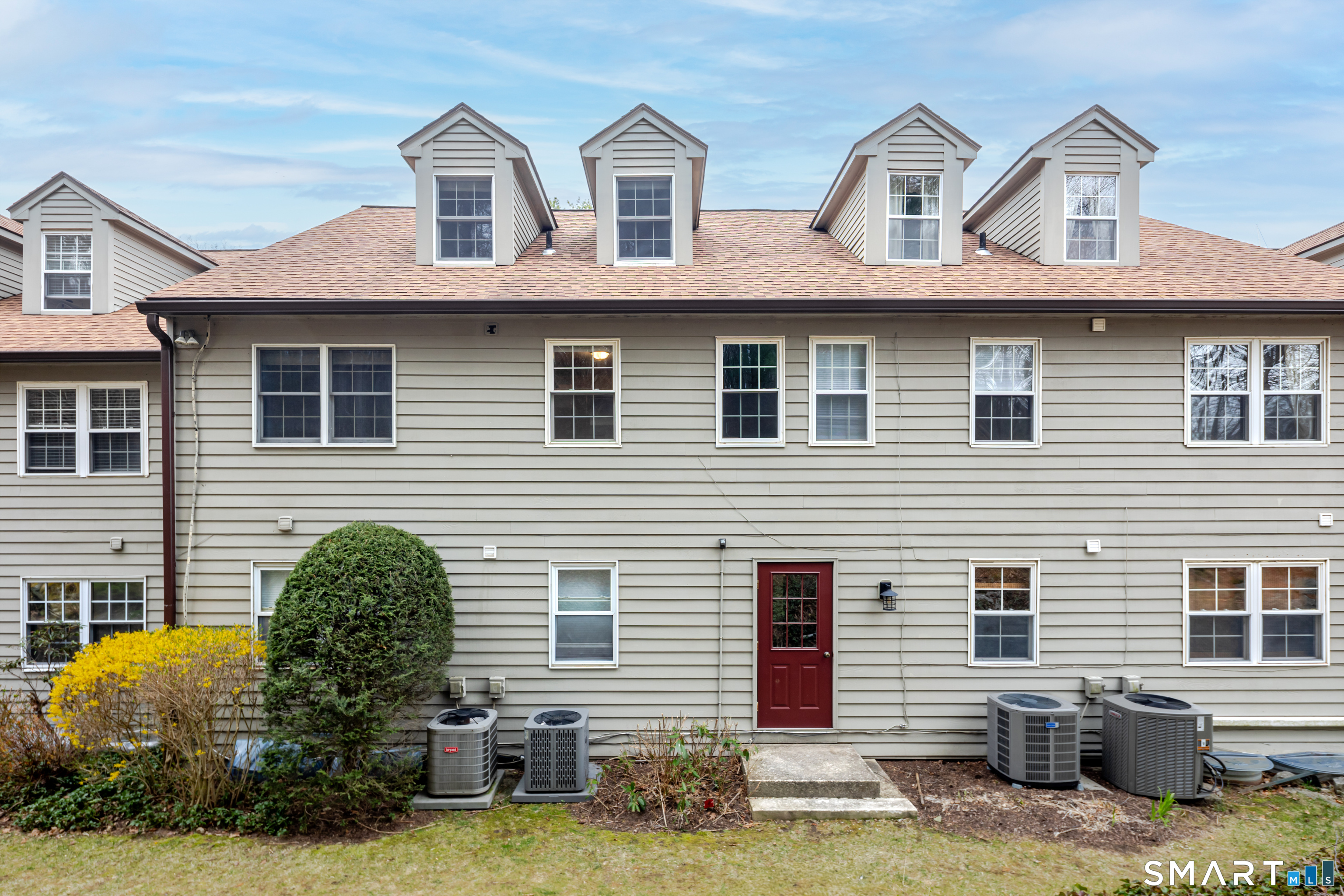 40 Village Walk, Unit 40 Wilton, CT 06897 - Photo 26 of 40 Private rear entry is great place to BBQ!