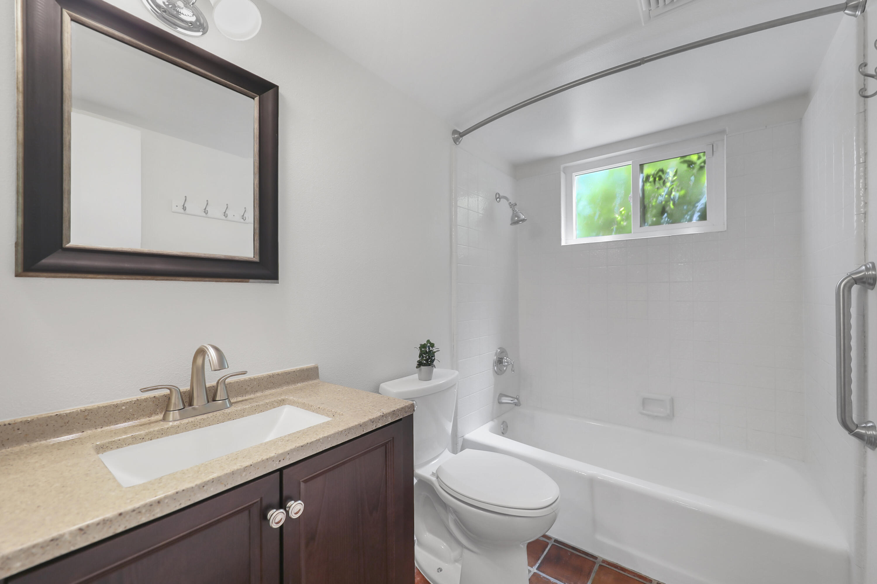 71370 Gardess Road Rancho Mirage, CA 92270 - Photo 24 of 36 Guest bath/tub