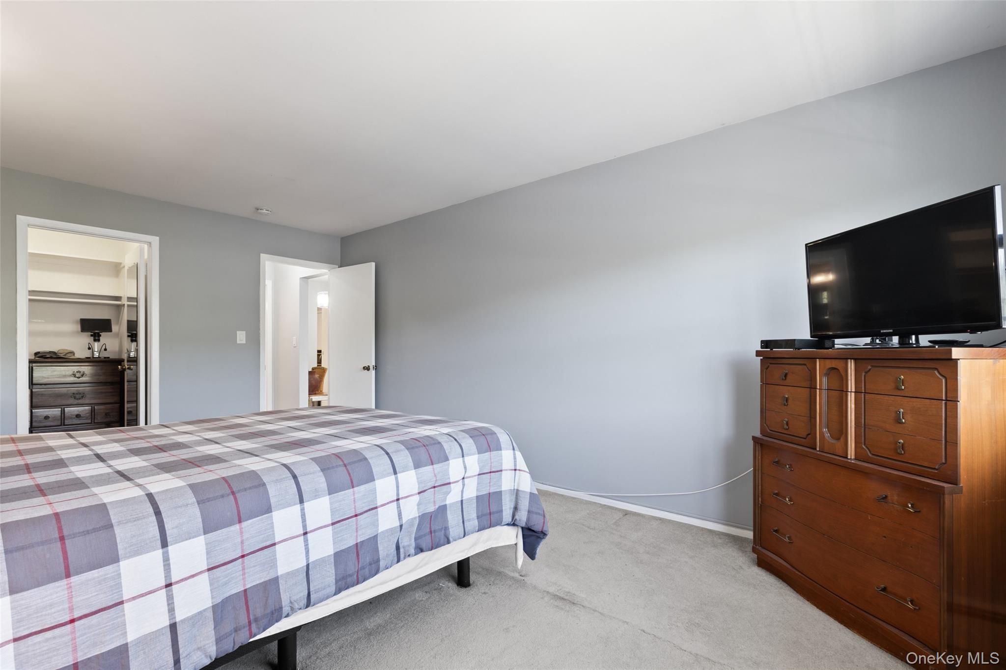1840 Crompond Road, Unit 5C2 Peekskill, NY 10566 - Photo 14 of 27 a bedroom with a bed and a flat screen tv