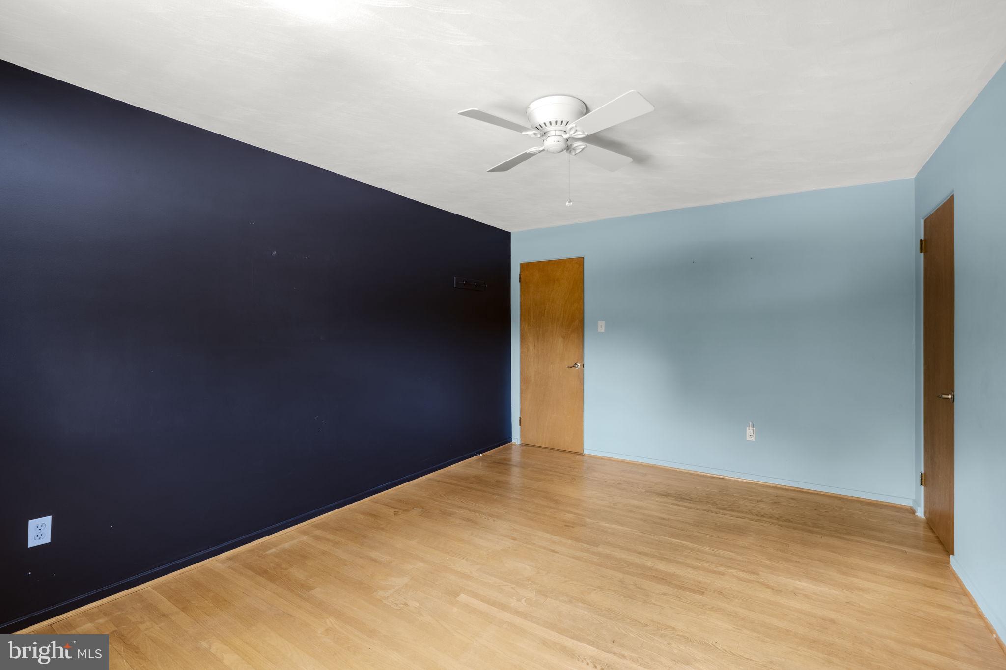 4107 Trowbridge Road York, PA 17402 - Photo 17 of 50 Spacious room with bold color accents.