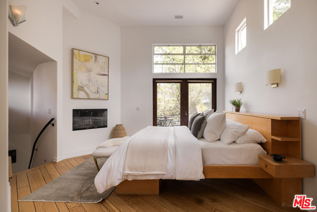 2510 Park Oak Drive Los Angeles, CA 90068 - Photo 16 of 38 a bedroom with a large bed and a large window