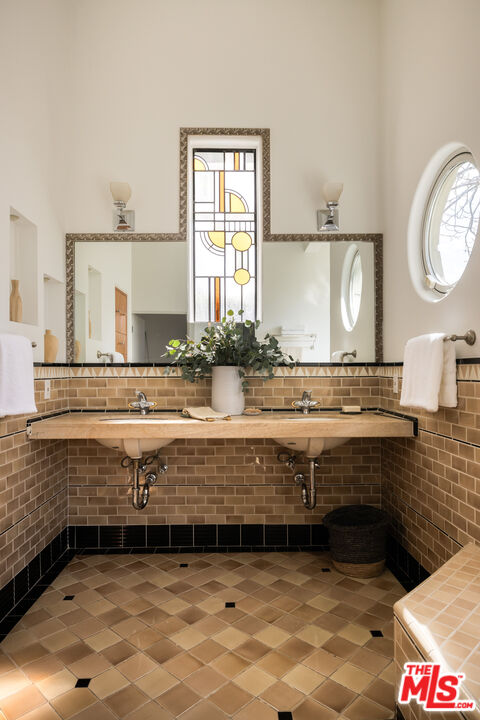2510 Park Oak Drive Los Angeles, CA 90068 - Photo 20 of 38 a view of granite counter top