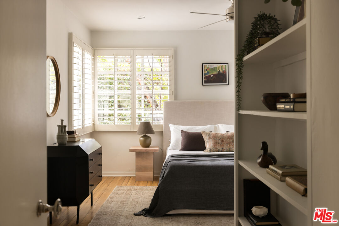 2510 Park Oak Drive Los Angeles, CA 90068 - Photo 21 of 38 a room with furniture and a window