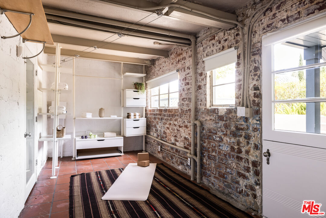 2510 Park Oak Drive Los Angeles, CA 90068 - Photo 26 of 38 a balcony with wooden floor and furniture