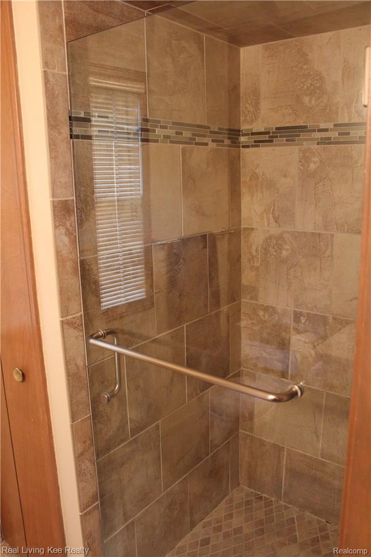 1668 Treeside Drive Rochester, MI 48307 - Photo 17 of 25 17 Master bath 2.jpg