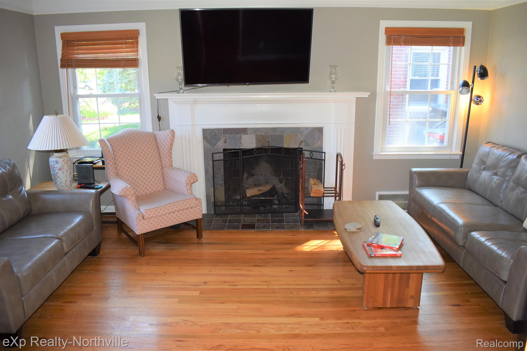 1047 Columbia Road Berkley, MI 48072 - Photo 4 of 38 Large living room with fireplace