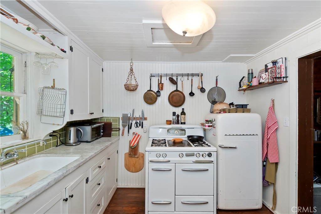 714 Blue Jay Canyon Road Lake Arrowhead, CA 92317 - Photo 9 of 15 Wedge wood stove these appliances work. Wood flooring