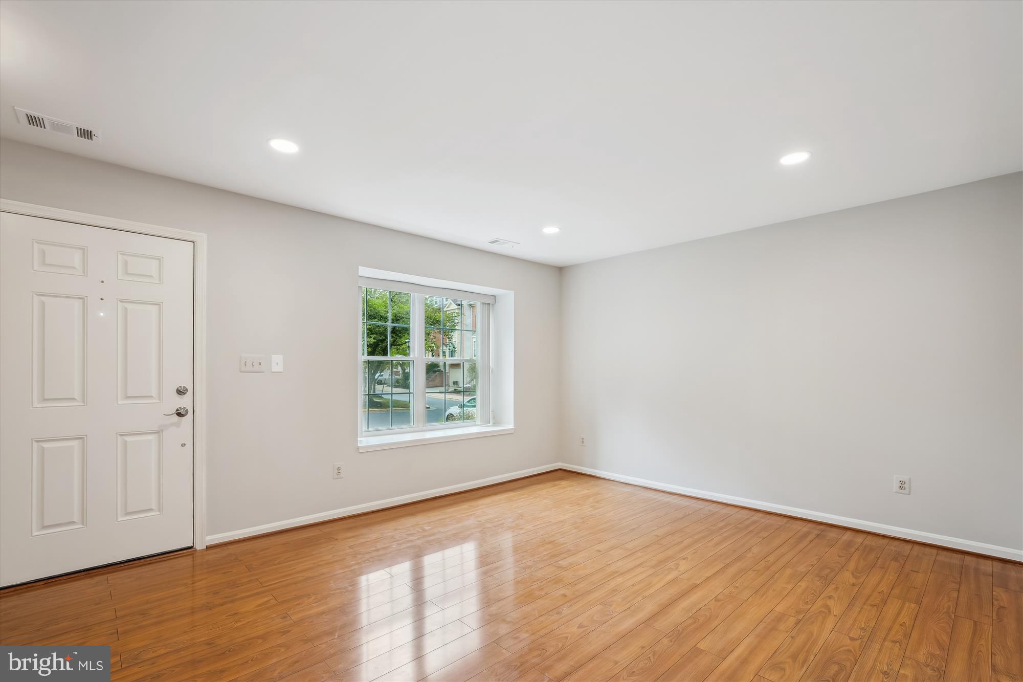10 Suncroft Court Silver Spring, MD 20904 - Photo 4 of 19 Living Room