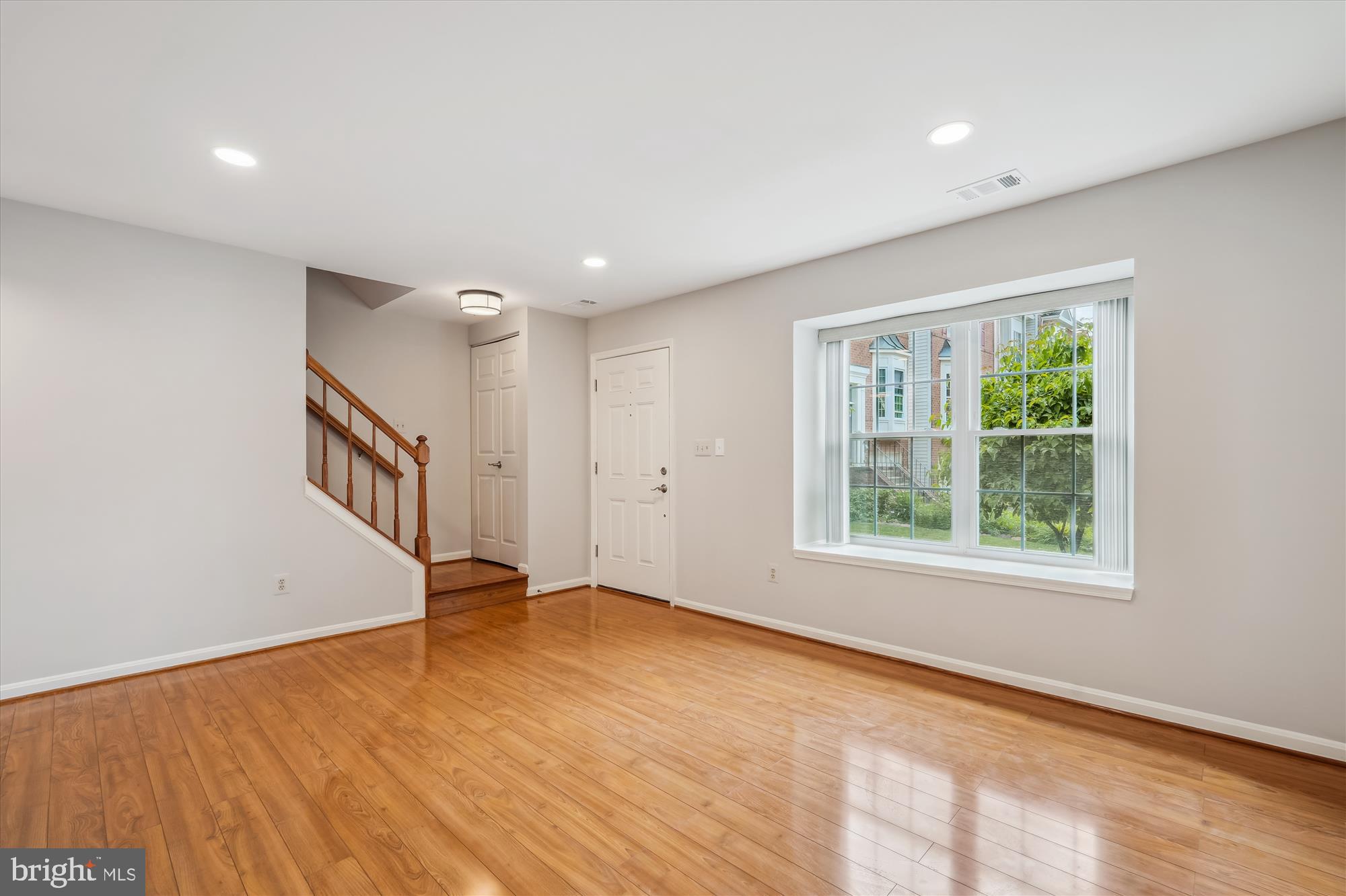 10 Suncroft Court Silver Spring, MD 20904 - Photo 5 of 19 Living Room