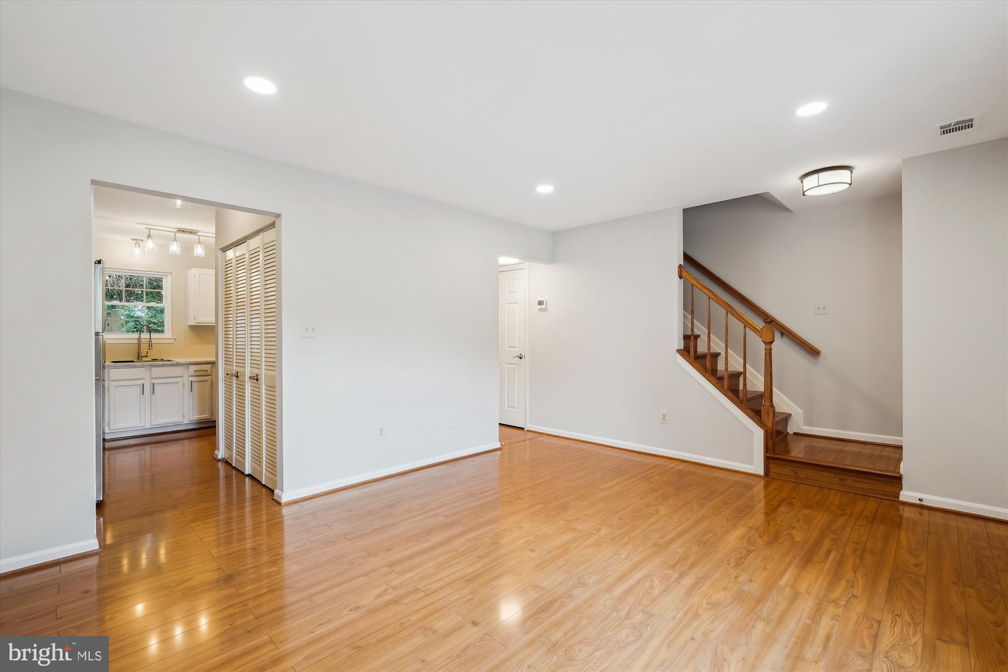 10 Suncroft Court Silver Spring, MD 20904 - Photo 6 of 19 Living Room