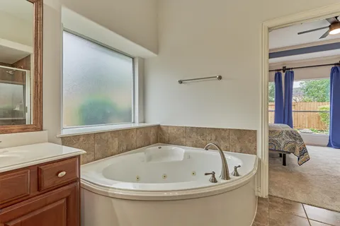 $775,000 | 11 East French Oaks Circle, The Woodlands, TX 77382