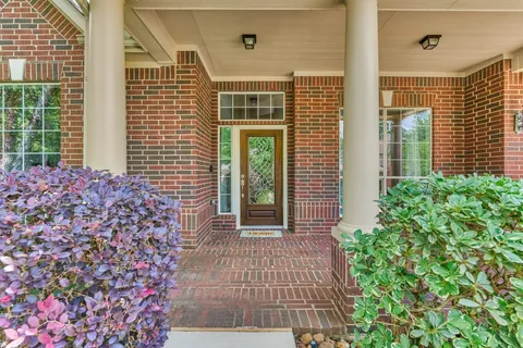 $775,000 | 11 East French Oaks Circle, The Woodlands, TX 77382