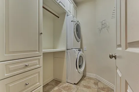 $775,000 | 11 East French Oaks Circle, The Woodlands, TX 77382