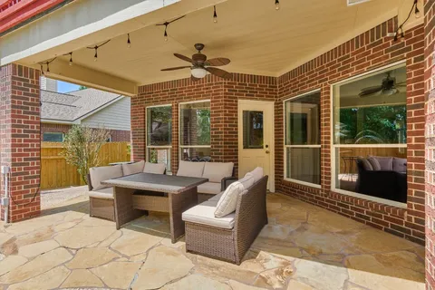 $775,000 | 11 East French Oaks Circle, The Woodlands, TX 77382