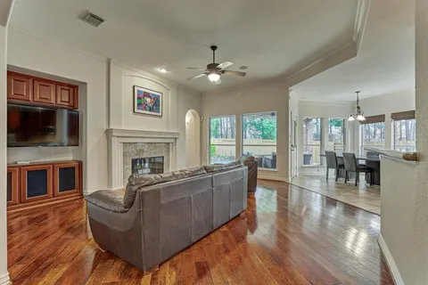 $775,000 | 11 East French Oaks Circle, The Woodlands, TX 77382