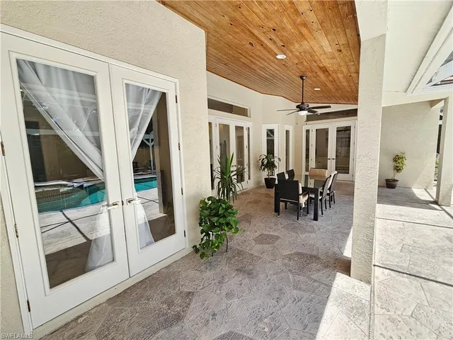 a view of an entryway with livingroom