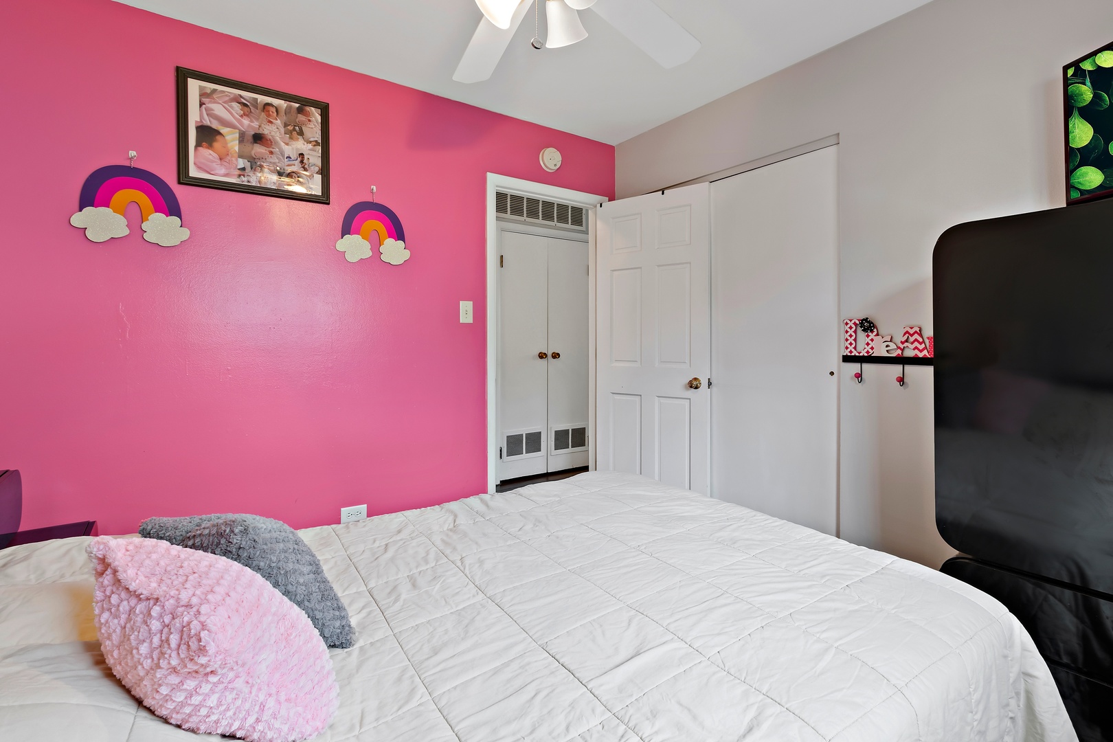 245 Washington Boulevard Hoffman Estates, IL 60169 - Photo 12 of 19 a bedroom with a bed and a lamp