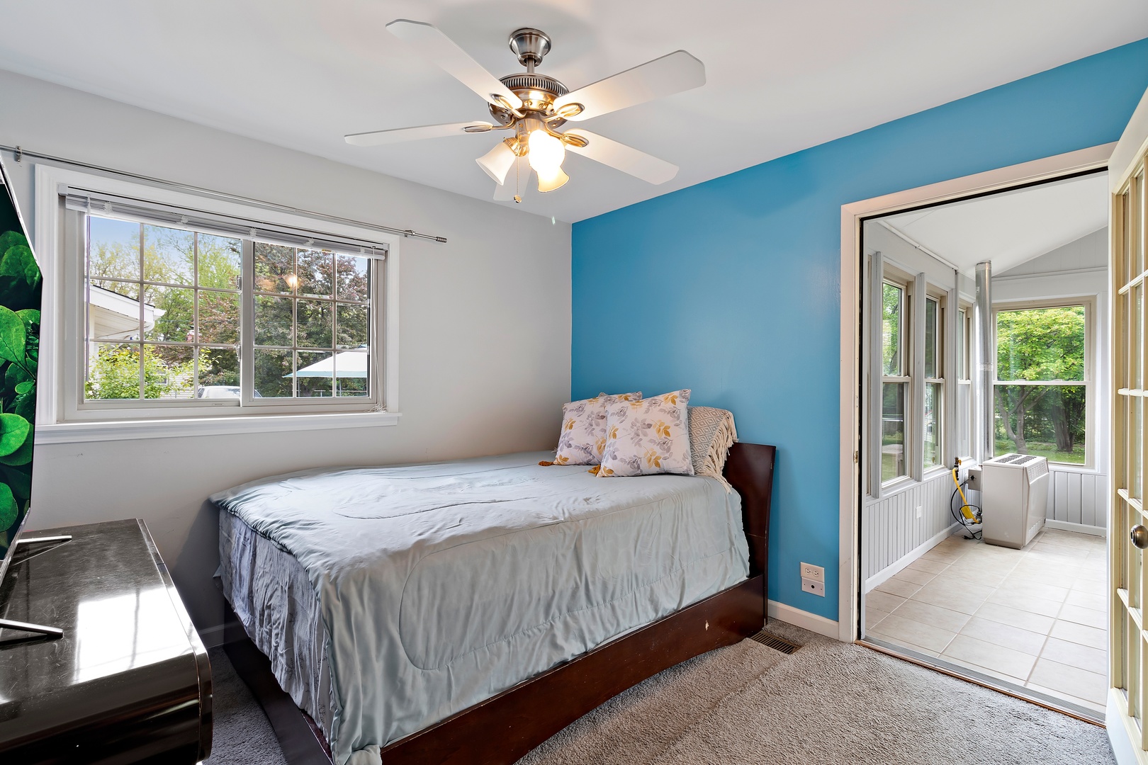 245 Washington Boulevard Hoffman Estates, IL 60169 - Photo 15 of 19 a bedroom with a bed and a large window