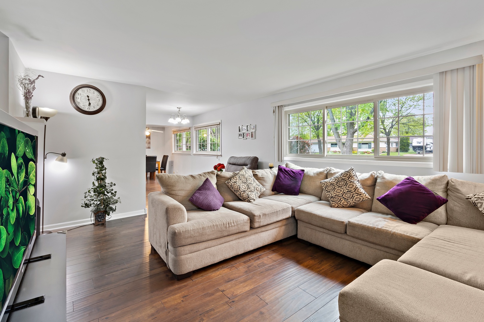 245 Washington Boulevard Hoffman Estates, IL 60169 - Photo 5 of 19 a living room with furniture and a large window