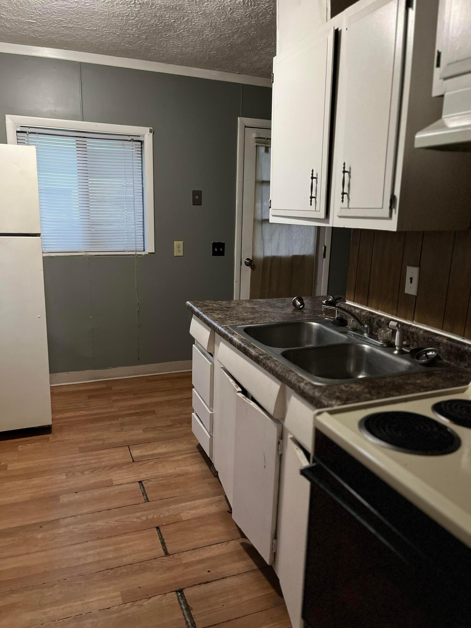 1076 South Ashburton Road Columbus, OH 43227 - Photo 3 of 8 1076 Kitchen