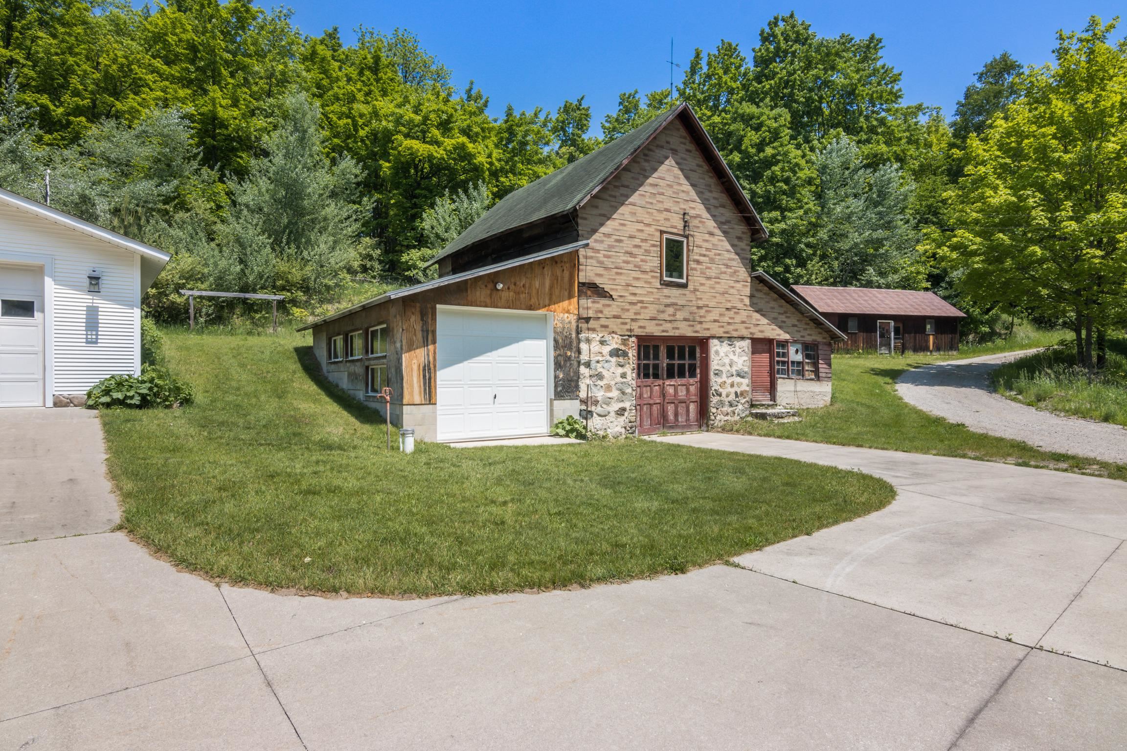 1740 North Setterbo Road Suttons Bay, MI 49682 - Photo 42 of 47 1935216-0689d860-011a-4d73-8328-335e022f5804.JPG