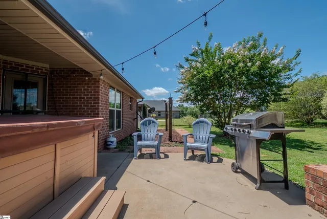 $375,000 | 303 East Story Bush Lane, Inman, SC 29349