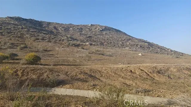 a view of a dry yard