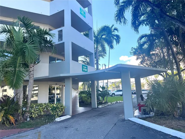 $1,700 | 1750 Northeast 191st Street, Unit 523F, Miami, FL 33179